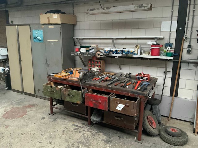 Werkbank en 2 kasten met inhoud - afbeelding 1 van  6