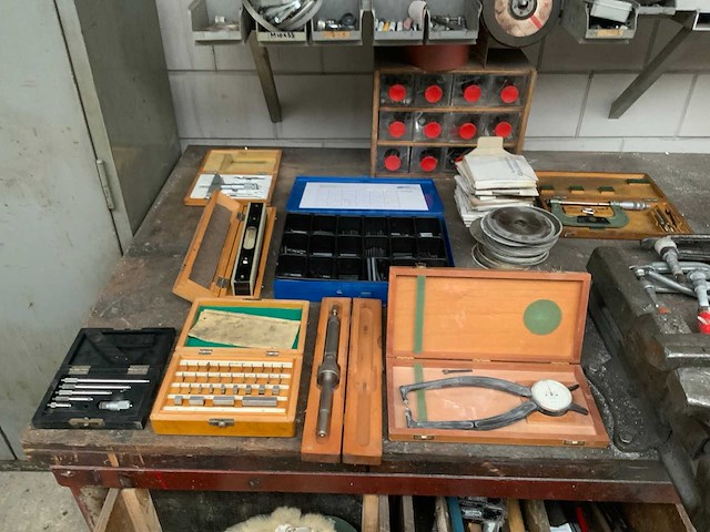 Werkbank en 2 kasten met inhoud - afbeelding 2 van  6
