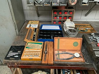 Werkbank en 2 kasten met inhoud - afbeelding 2 van  6