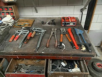 Werkbank en 2 kasten met inhoud - afbeelding 5 van  6