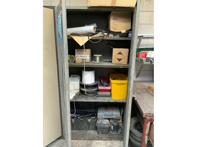 Werkbank en 2 kasten met inhoud - afbeelding 3 van  6