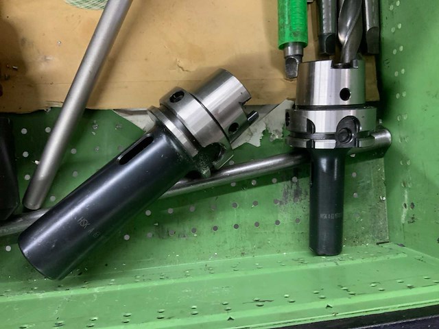 Werkbank en gereedschapskast met inhoud - afbeelding 3 van  17