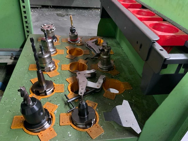 Werkbank en gereedschapskast met inhoud - afbeelding 4 van  17