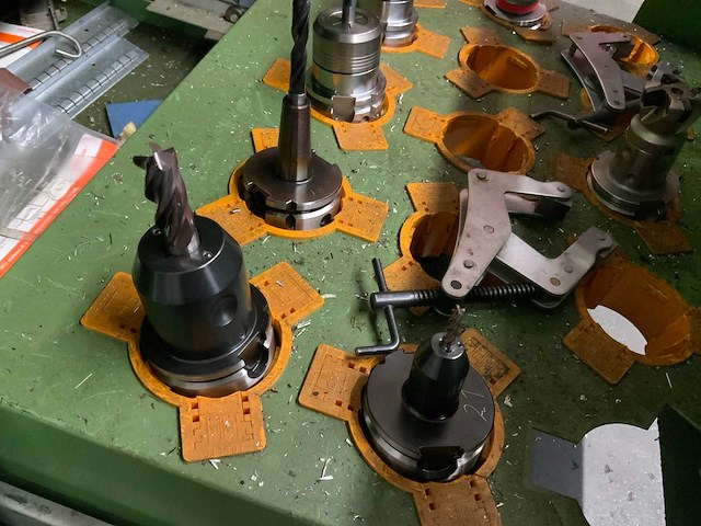 Werkbank en gereedschapskast met inhoud - afbeelding 5 van  17