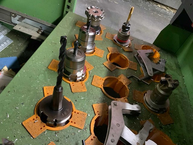 Werkbank en gereedschapskast met inhoud - afbeelding 6 van  17