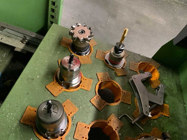 Werkbank en gereedschapskast met inhoud - afbeelding 7 van  17