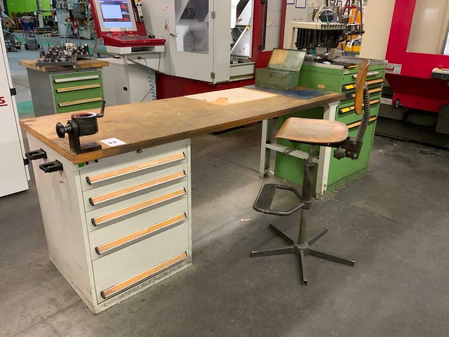 Werkbank en gereedschapskast met inhoud - afbeelding 1 van  17