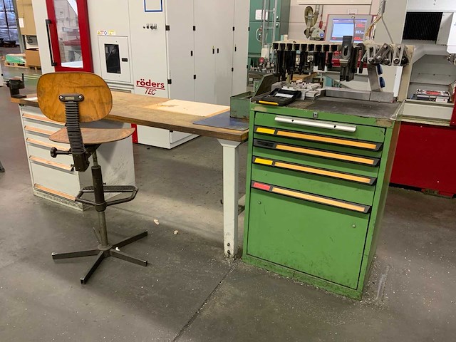 Werkbank en gereedschapskast met inhoud - afbeelding 10 van  17