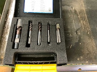 Werkbank en gereedschapskast met inhoud - afbeelding 11 van  17