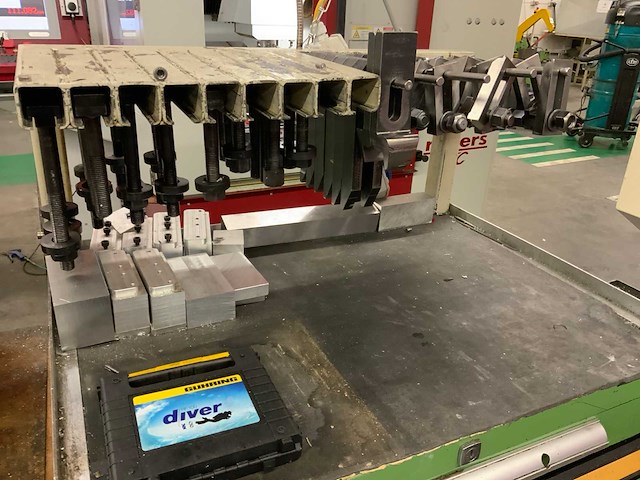 Werkbank en gereedschapskast met inhoud - afbeelding 13 van  17