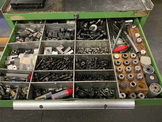 Werkbank en gereedschapskast met inhoud - afbeelding 14 van  17