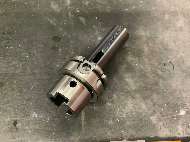 Werkbank en gereedschapskast met inhoud - afbeelding 16 van  17