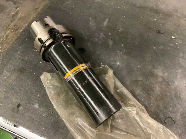 Werkbank en gereedschapskast met inhoud - afbeelding 17 van  17