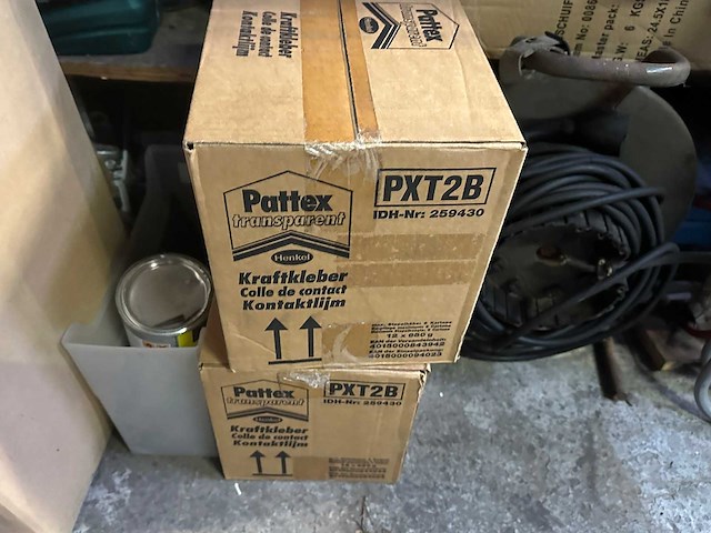 Werkbank en kast met inhoud - afbeelding 2 van  12