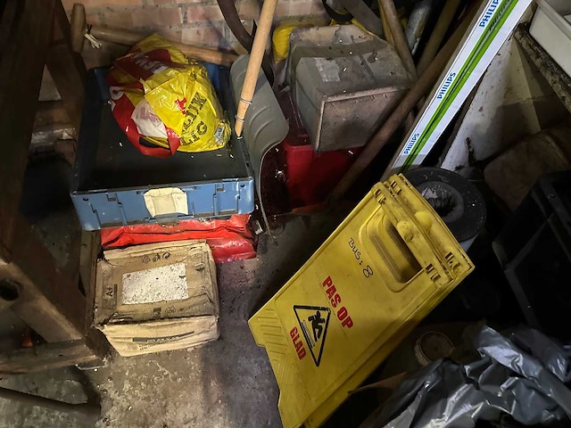 Werkbank en kast met inhoud - afbeelding 3 van  12
