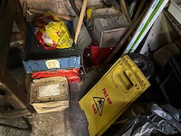 Werkbank en kast met inhoud - afbeelding 3 van  12