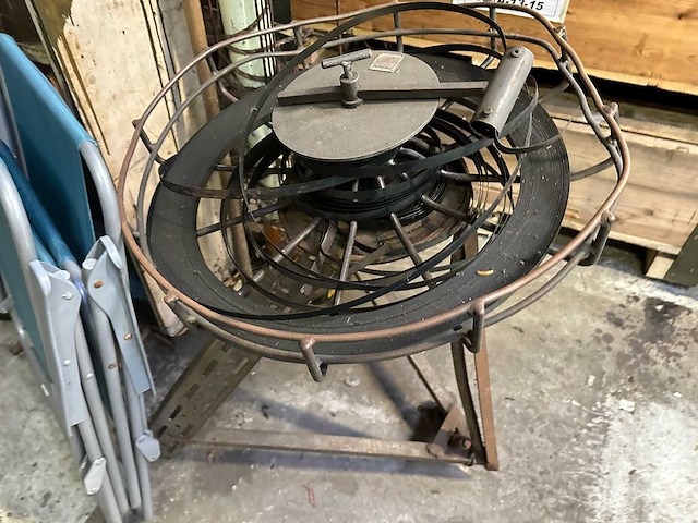 Werkbank en kast met inhoud - afbeelding 4 van  12