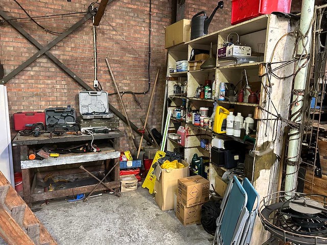 Werkbank en kast met inhoud - afbeelding 1 van  12