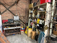 Werkbank en kast met inhoud - afbeelding 1 van  12