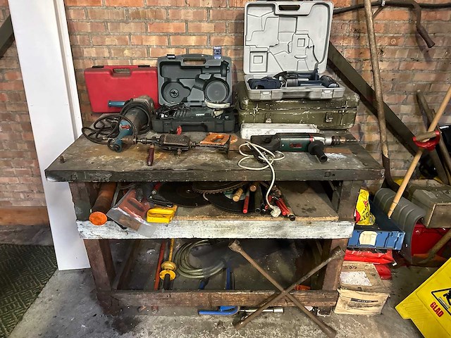 Werkbank en kast met inhoud - afbeelding 5 van  12