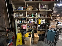 Werkbank en kast met inhoud - afbeelding 11 van  12