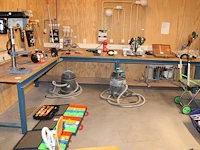 Werkbank in hoekopstelling, afm. 290 x 400 cm v.v. onderplateau en werkhoogte 85 cm.