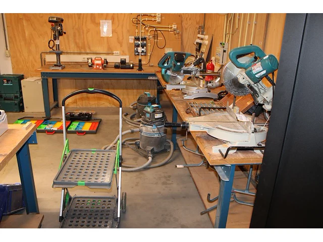 Werkbank in hoekopstelling, afm. 290 x 400 cm v.v. onderplateau en werkhoogte 85 cm. - afbeelding 2 van  2