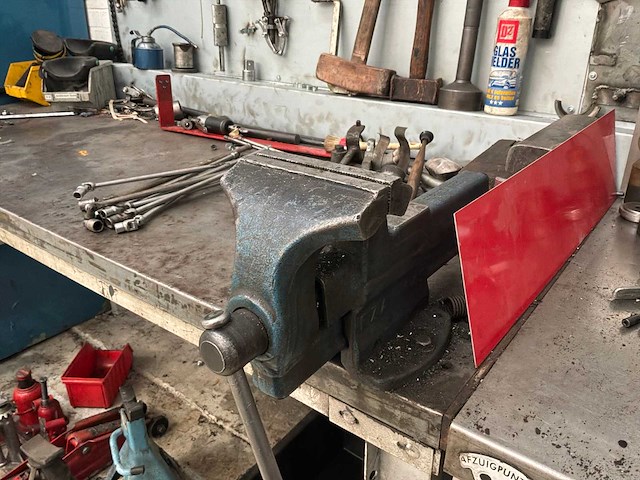 Werkbank met achterwand in houd - afbeelding 2 van  5