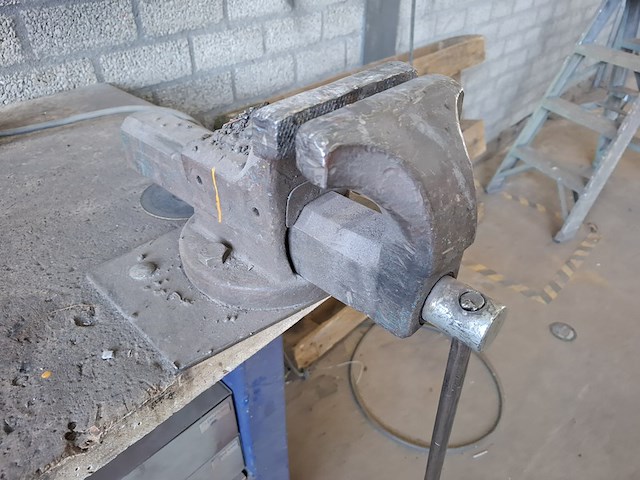 Werkbank met bankschroef en plaatbuiger - afbeelding 10 van  14