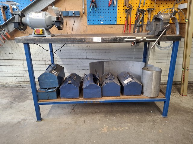 Werkbank met bankschroef en slijper - afbeelding 4 van  11