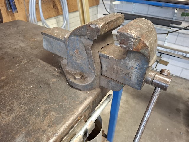 Werkbank met bankschroef en slijper - afbeelding 8 van  11