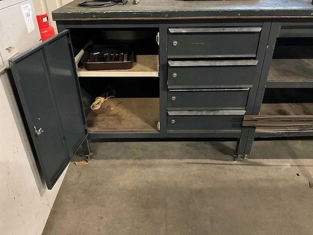 Werkbank met bankschroef - afbeelding 2 van  6