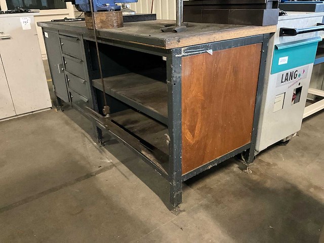 Werkbank met bankschroef - afbeelding 6 van  6