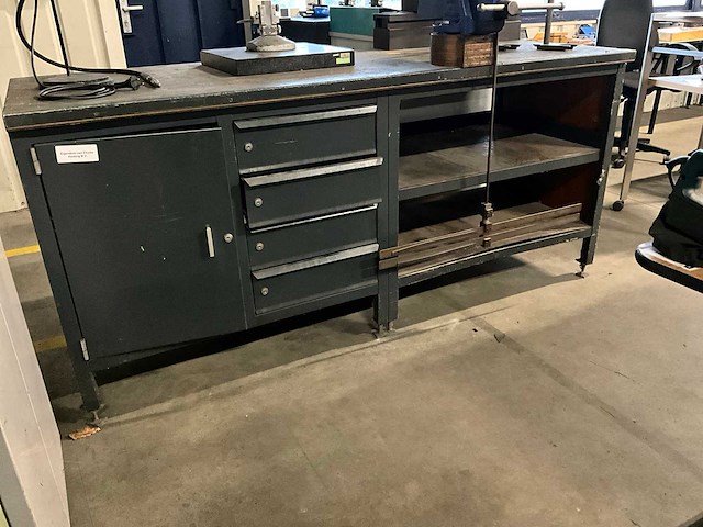 Werkbank met bankschroef - afbeelding 4 van  6