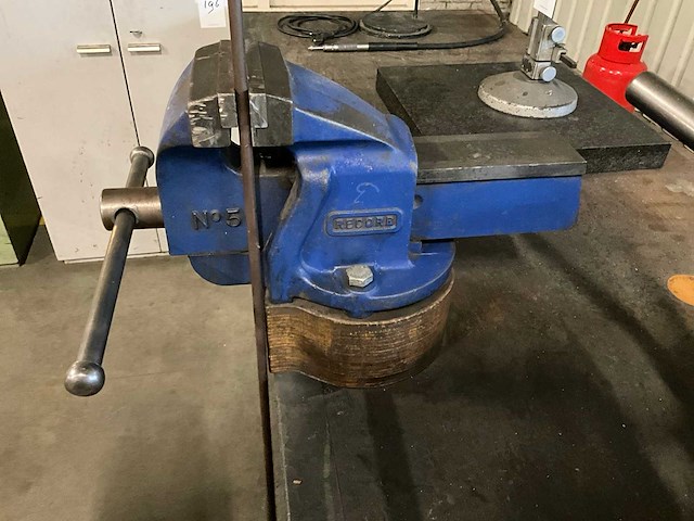 Werkbank met bankschroef - afbeelding 3 van  6