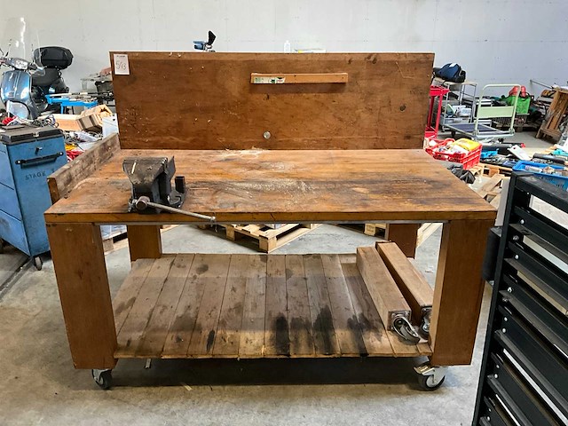 Werkbank met bankschroef - afbeelding 1 van  5