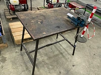 Werkbank met bankschroef