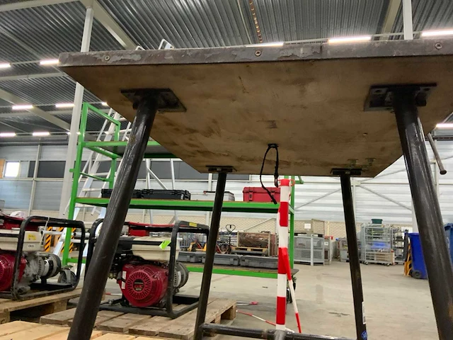 Werkbank met bankschroef - afbeelding 5 van  7
