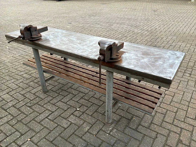Werkbank met bankschroef - afbeelding 1 van  4
