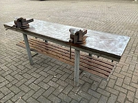 Werkbank met bankschroef