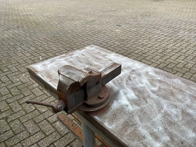 Werkbank met bankschroef - afbeelding 4 van  4