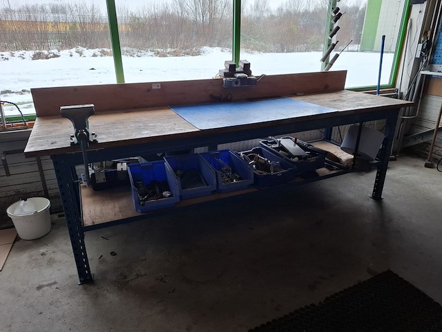 Werkbank met bankschroef - afbeelding 1 van  10