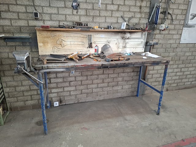 Werkbank met bankschroef - afbeelding 1 van  5
