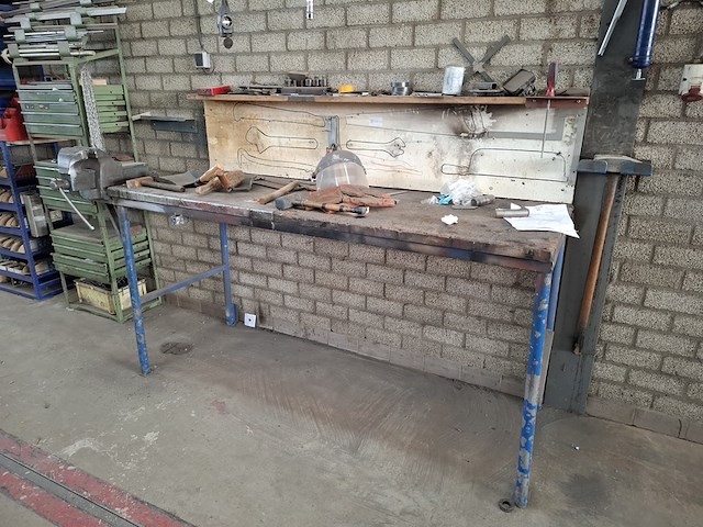 Werkbank met bankschroef - afbeelding 2 van  5