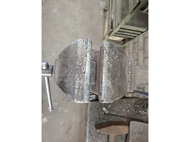 Werkbank met bankschroef - afbeelding 4 van  5