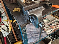 Werkbank met bankschroef - afbeelding 2 van  2