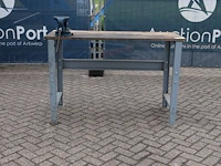 Werkbank met bankschroef