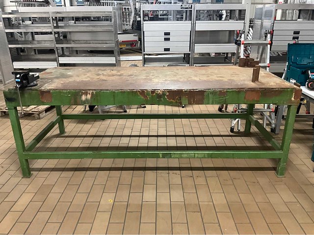 Werkbank met bankschroef - afbeelding 2 van  4