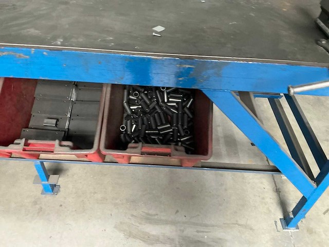 Werkbank met bankschroef - afbeelding 8 van  8