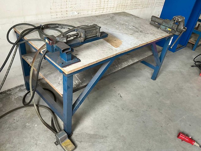Werkbank met bankschroef - afbeelding 3 van  3